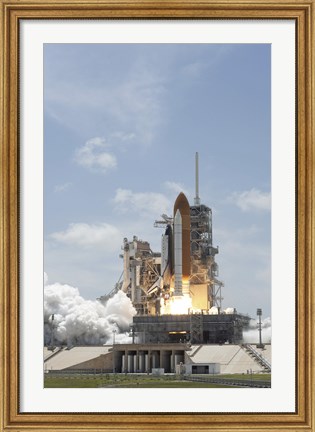 Framed Space shuttle Atlantis lifts off Print